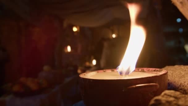Muinainen Keskiaikainen Kynttilä Pitää Vanhan Talon Kylmänä — kuvapankkivideo