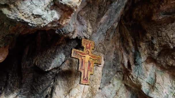 Artistik Haçlı Bir Mağaranın Içindeki Eski Kilise — Stok video