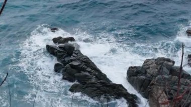 Kayalara çarpan bir dalganın sabiti .