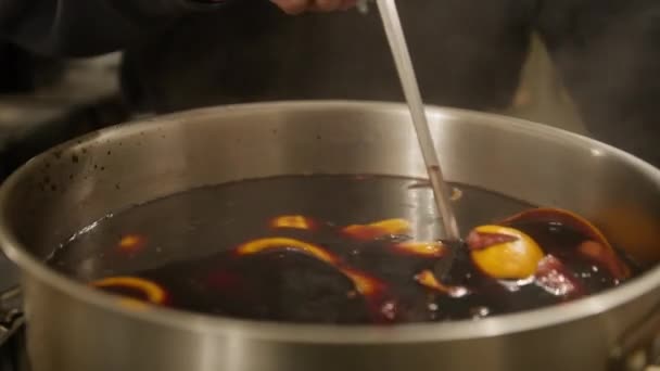 Sangria Italialainen Juoma Keitetyn Viinin Sitrushedelmien Kanssa — kuvapankkivideo