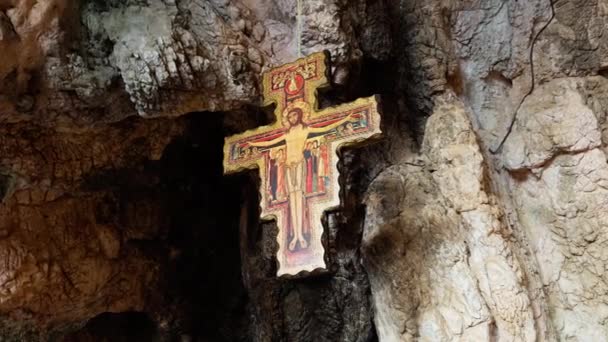 Altes Kruzifix Das Von Der Spitze Einer Höhle Hängt — Stockvideo