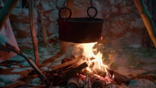 Şöminenin Üzerinde Demir Bir Tencerede Çorba Pişirmek — Stok video