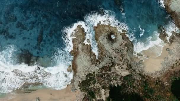 Küste Kämpft Gegen Die Kraft Der Wellen — Stockvideo