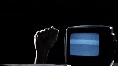 Bir Adamın Kapalı Yumruğu ve Siyahi Tarih Ayı İçin Parazit TV.