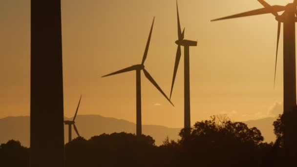 Impacto Ambiental Visual Com Turbinas Eólicas Silhueta Das Montanhas — Vídeo de Stock