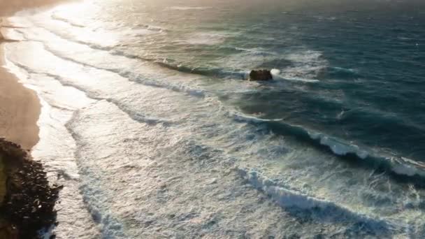 Sonnenuntergang Einem Felsigen Strand Mit Wellen — Stockvideo