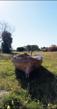 Eski bir gemi enkazı bir bahar günü bulundu. . 