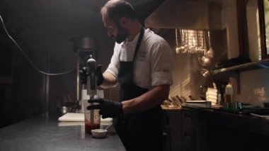 Dondurma makinesi ev yapımı dondurma hazırlar.