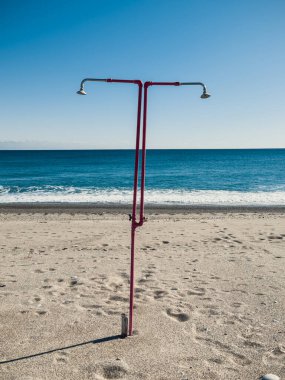 Kışın eski bir tropikal tatil köyünden terk edilmiş plaj yağmuru