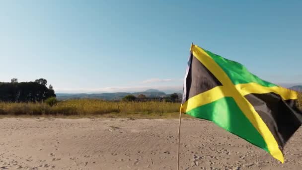 Bandiera Giamaicana Sventola Una Capanna Vicino All Oceano — Video Stock