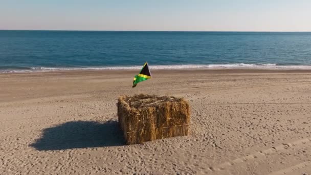 ธงจาไมก นบนกระท อมชายหาดใกล มหาสม — วีดีโอสต็อก