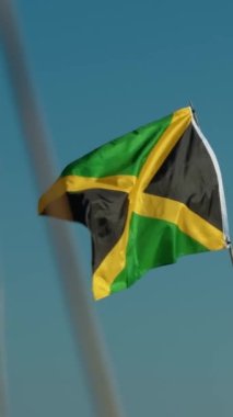 Jamaika bayrağı okyanus yakınlarındaki bir sahil kulübesinde dalgalanıyor.