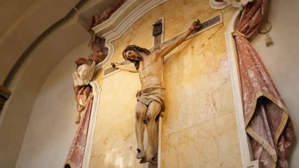 Jesús Una Cruz Dentro Una Iglesia Antigua — Vídeo de stock