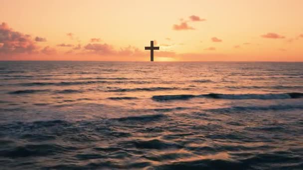 日落时基督教十字架在海洋中的轮廓 — 图库视频影像