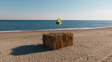 Jamaika bayrağı okyanus yakınlarındaki bir sahil kulübesinde dalgalanıyor.