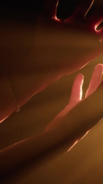 Naisen Vapaus Kädet Auringonvalossa — kuvapankkivideo