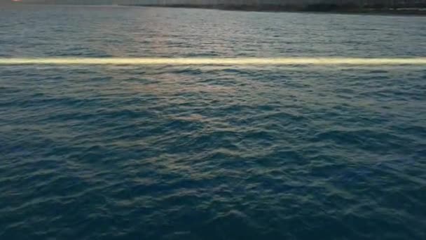 Işık Işınları Denizin Maviliğini Kırıyor — Stok video