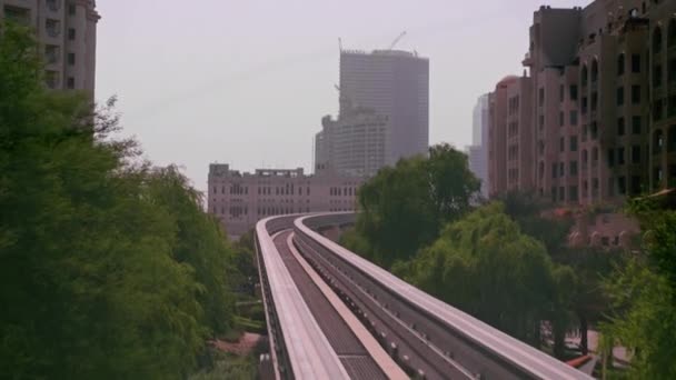 Dubai Monorail Trip Välillä Pilvenpiirtäjä Kaupungin — kuvapankkivideo