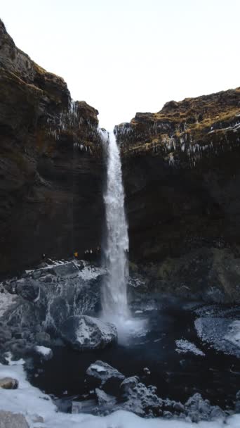 Vesiputous Putoaa Vuorelta Islannissa — kuvapankkivideo