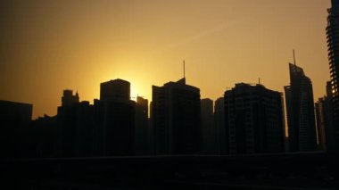 Şehirdeki Günbatımında Gökdelenlerin Silueti.