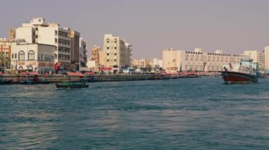 Dubai Kanallarında Yük Trafiği.