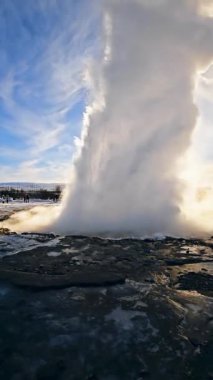 Güçlü İzlanda Strokkur Gayzeri buhar çıkaran bir delikten patlıyor