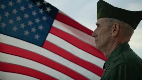 Veteraani Sotilaallinen Amerikkalainen Mies Vastaan Yhdysvaltain Lippu — kuvapankkivideo
