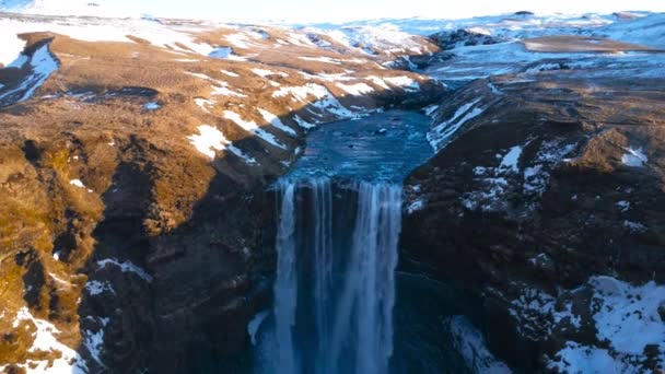 Vesiputous Putoaa Vuorelta Islannissa — kuvapankkivideo