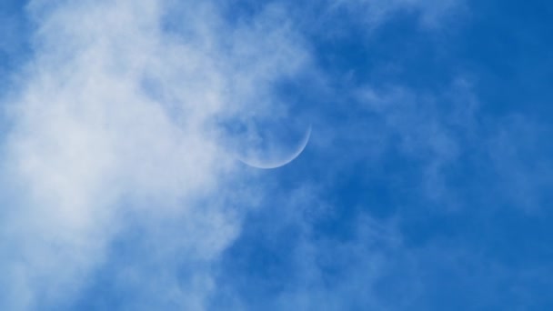 Fatia Lua Céu Azul Dia Com Nuvens — Vídeo de Stock