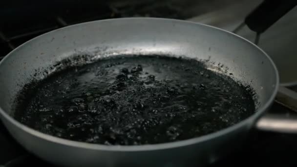 Chef Cooking Spaghete Paste Cerneală Pește Negru — Videoclip de stoc