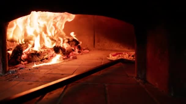 Pizzaiolo Odun Ocağında Napoli Pizzası Pişiriyor — Stok video