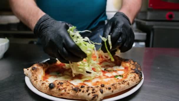 Pizza Chef Salaattivihannesten Lisääminen — kuvapankkivideo