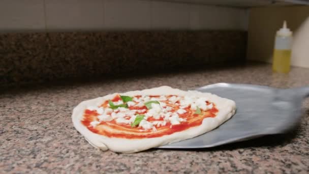 Man Grijpen Pizza Dough Voordat Bakken Het — Stockvideo