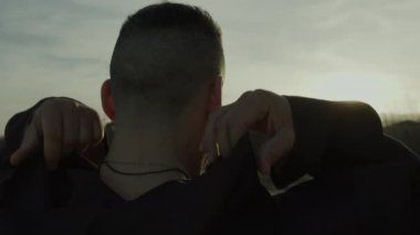 Keşiş başlığını takar ve doğada tek başına dua eder..