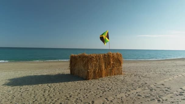 Флаг Ямайки Развевается Пляжной Хижине Возле Океана — стоковое видео