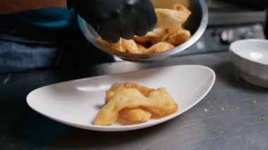 Restoran tabağında bir kase kızarmış pizzayla şef..