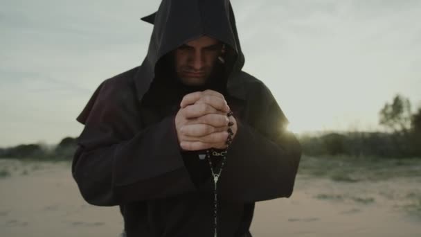 Monk Prays Dune Sunset — Stock Video