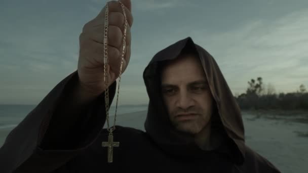 Θρησκευτικό Πνεύμα Του Μοναχού Τον Σταυρό Στο Χέρι Του — Αρχείο Βίντεο