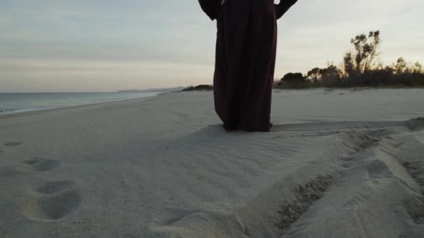 Μονκ Περπατά Στην Παραλία Στην Προσευχή — Αρχείο Βίντεο