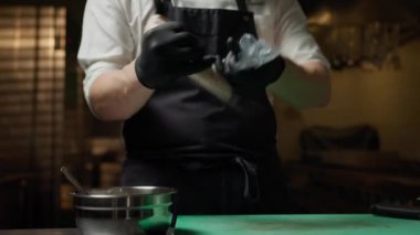 Şef gemi restoranında karides mayonezli bir Poche hazırlıyor.