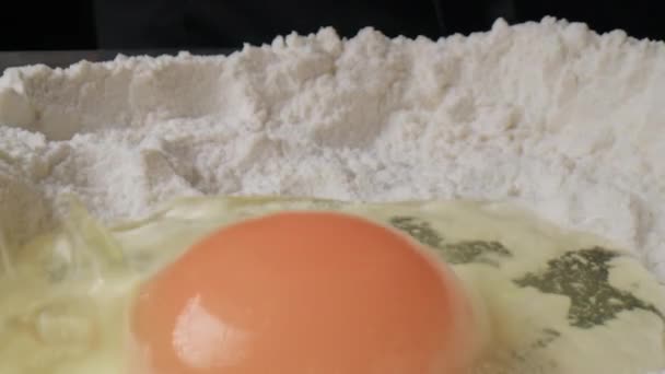 Mani Chef Stellato Aggiungi Uovo Alla Farina Tagliatelle Dough — Video Stock