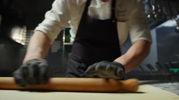 Kokki Risteilyaluksella Valmistaa Leivonnaisia Ensimmäisen Ruokalajin Ruokaan — kuvapankkivideo