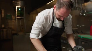 İtalyan Şef, Tagliatelle Makarnası için yumurta ile ev yapımı hamur yapıyor..