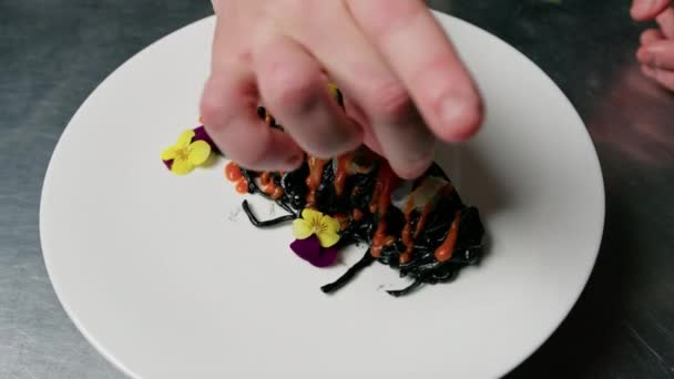 새우와 토마토 음식을 오징어 스파게티 파스타 — 비디오