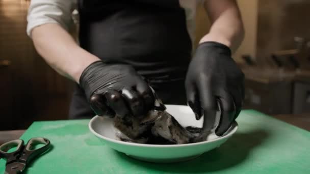 Ιταλός Σεφ Καθαρίζει Ένα Σουπιές Για Αποκτήσουν Μαύρο Χυμό — Αρχείο Βίντεο