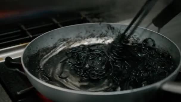 Chef Kookt Spaghetti Pasta Met Zwarte Inktvis Inkt — Stockvideo