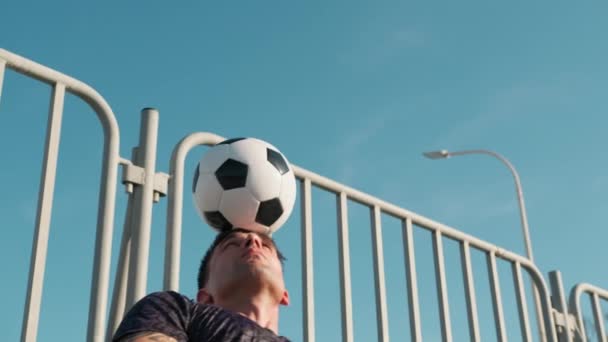 Poika Pelaa Jalkapallo Pallo Pallo Hänen Päänsä — kuvapankkivideo