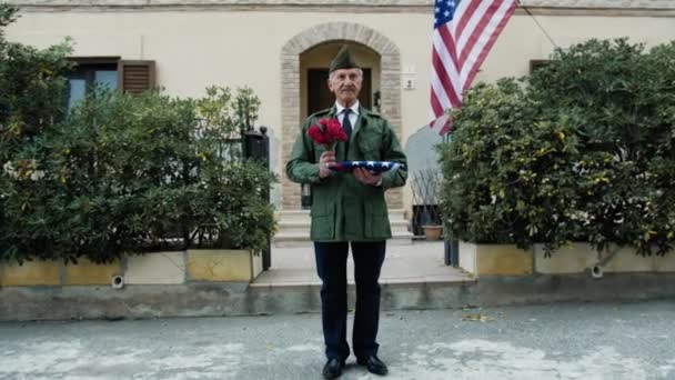 American Veteran Waits House Flowers Flag — Stock Video