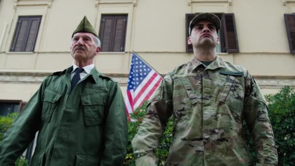 Anma Günü Nde Usta Askeri Oğul Üssün Önünde Selamlayın — Stok video