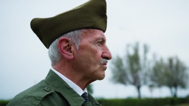 Generał Wojskowy Cichu Obserwuje Podnoszenie Flagi Dzień Pamięci — Wideo stockowe
